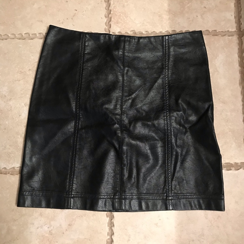 Jolt Black leather skirt